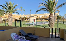 Apartamento primera linea de playa con piscina.